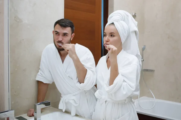 Homem Uma Mulher Casaco Branco Estão Lavar Dentes Casa Banho — Fotografia de Stock