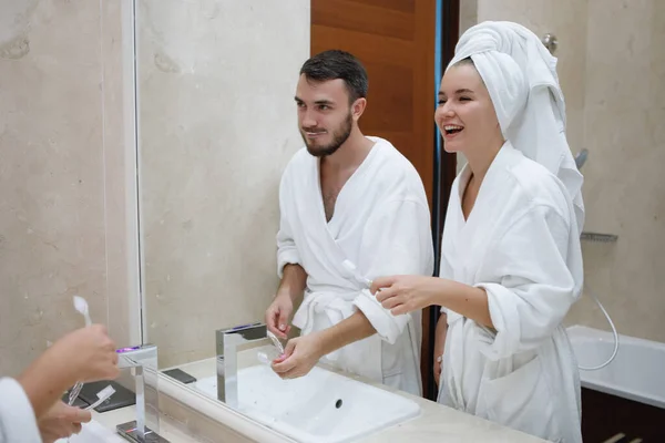 一个男人和一个穿着白衣的女人正在浴室刷牙 镜中的倒影 选定重点 — 图库照片