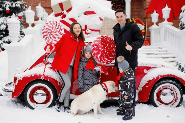 Novosibirsk Rusya 2019 Kırmızı Noel Retro Arabasının Yanında Dekore Edilmiş — Stok fotoğraf