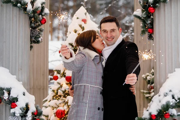 Homme Femme Aux Étincelles Embrassent Hiver Sur Fond Arbre Noël — Photo