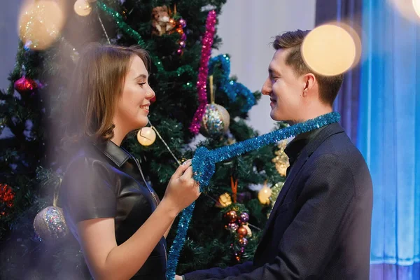 Man Vrouw Knuffelen Feliciteren Elkaar Bij Een Versierde Kerstboom — Stockfoto