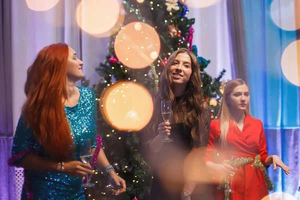 Drie Vriendinnen Vieren Kerstmis Nieuwjaar Bij Kerstboom Vrouwen Lachen Verheugen — Stockfoto