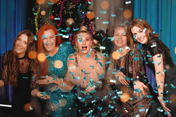 Vriendengroep Viert Het Nieuwe Jaar Met Confetti Bij Kerstboom Mensen — Stockfoto