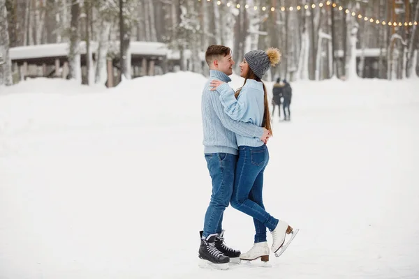 Casal Jovem Abraçando Beijando Patins Pista Parque Inverno — Fotografia de Stock
