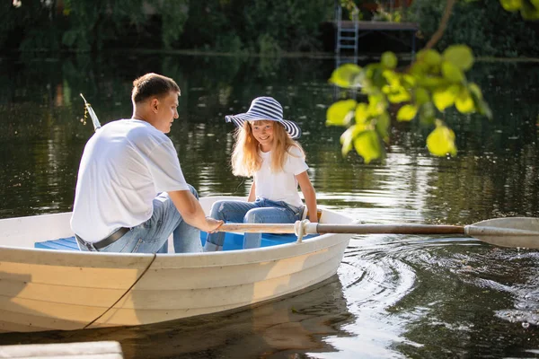 Couple Homme Femme Dans Chapeau Paille Monter Une Barque Sur — Photo