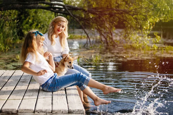 Mulher Com Sua Filha Corgi Galês Puro Pembroke Cão Sentar — Fotografia de Stock