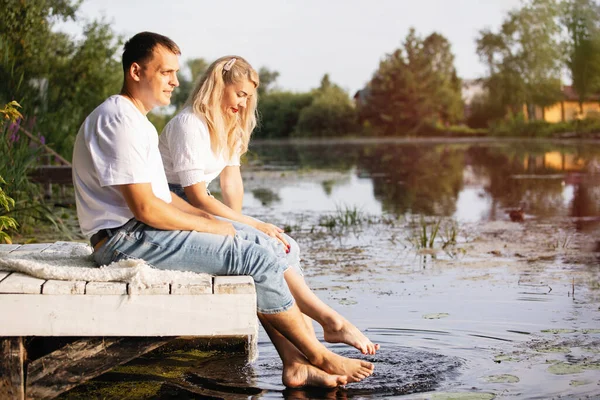 Pareja Hombre Mujer Sientan Muelle Madera Orilla Lago Río —  Fotos de Stock