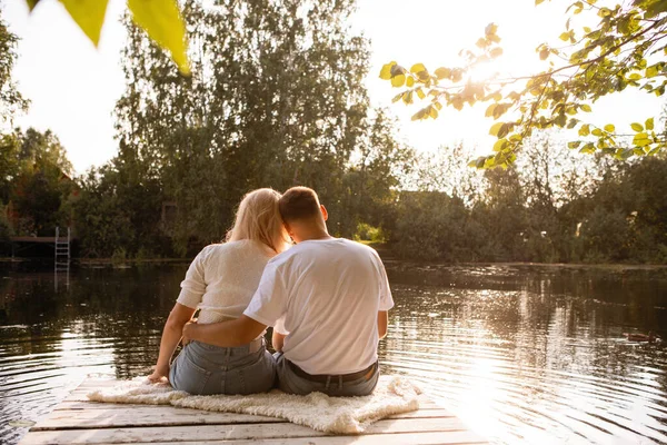 Casal Homem Mulher Estão Sentados Abraçando Cais Madeira Margem Lago — Fotografia de Stock