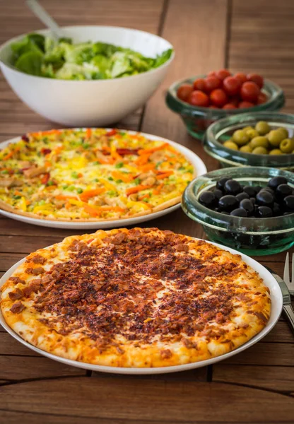 Spanish Pizza Iberian Ham Salat — Stock Photo, Image