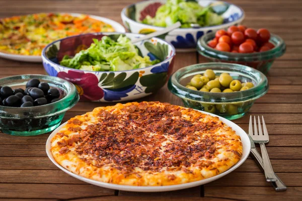 Ισπανική Πίτσα Ζαμπόν Ιβηρικής Και Salat — Φωτογραφία Αρχείου