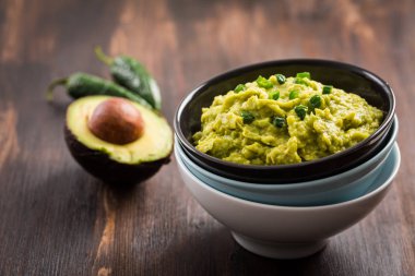 Guacamole ahşap arka plan üzerinde avokado ile