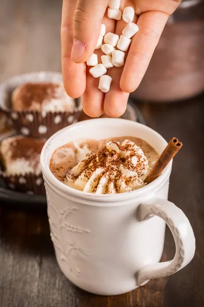 Warme Chocolademelk Met Slagroom Koekjes Voor Kerstmis — Stockfoto