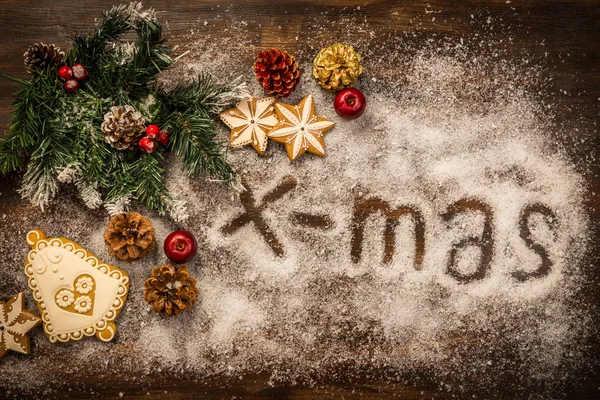 Weihnachtlicher Hintergrund Mit Zweig Und Lebkuchen — Stockfoto