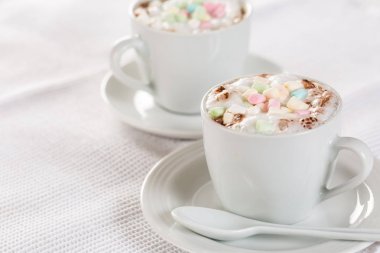 Babyccino - şeker özgür ılık süt süt köpüğü ile marshmallow ile dekore edilmiştir.