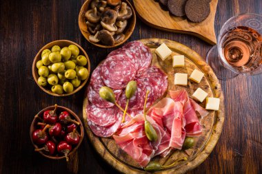 Serrano jambonu plakalı meze varyasyonu ile