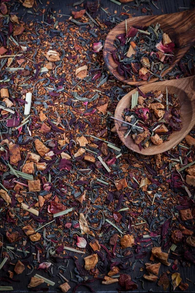Różnorodnych Suchej Herbaty Pozostawia Podłoże Drewniane — Zdjęcie stockowe
