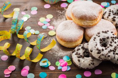Krapfen, Berliner veya çörek flamalar ve konfeti ile. Renkli karnaval veya Doğum günü resim