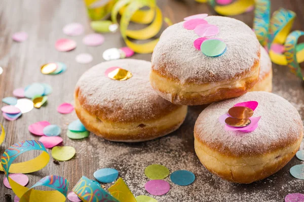 Krapfen Berliner Vagy Fánk Szerpentin Konfetti Színes Farsangi Vagy Születésnap — Stock Fotó