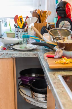 Kompulsif panosu Sendromu - bulaşık yığını ile dağınık mutfak