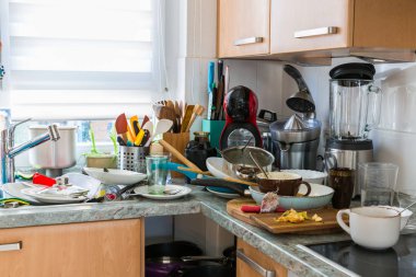 Kompulsif panosu Sendromu - bulaşık yığını ile dağınık mutfak