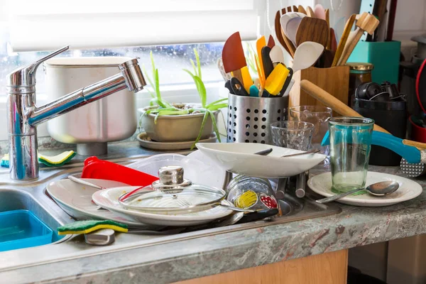 Síndroma Hoarding Compulsivo Cozinha Bagunçada Com Pilha Pratos Sujos — Fotografia de Stock