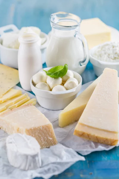 Diferentes tipos de productos lácteos sobre fondo de madera —  Fotos de Stock