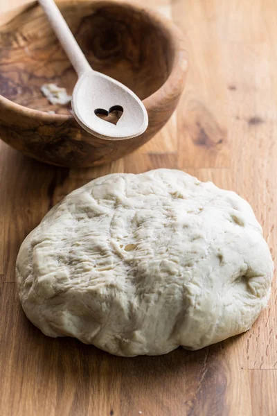 Свежее дрожжевое тесто для хлеба, пиццы и багетов — стоковое фото