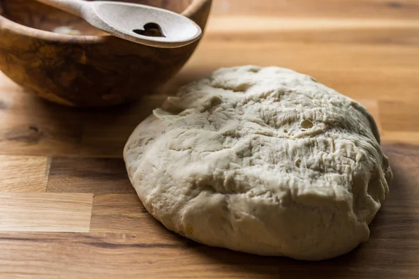 Färsk jästdegsbotten för bröd, pizza och baguetter — Stockfoto