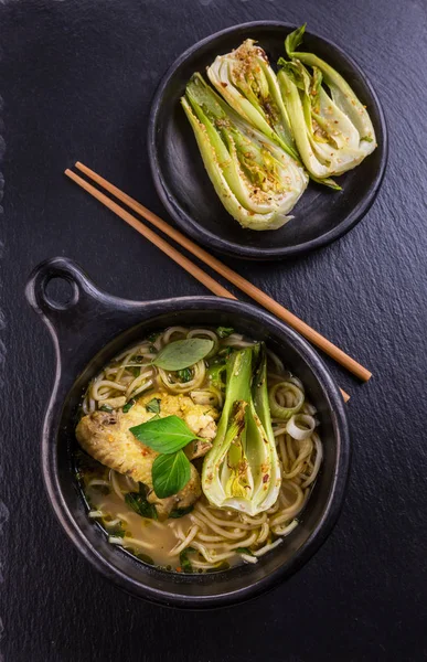 Sopa de pollo al curry verde tailandés con pak choi —  Fotos de Stock