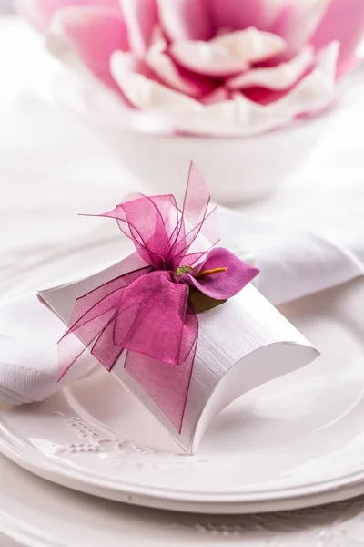 Cenário de mesa bonita com pequeno presente para o convidado — Fotografia de Stock