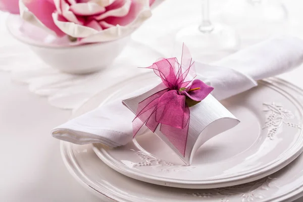 Mooie tafel setting met klein geschenk voor de gast — Stockfoto