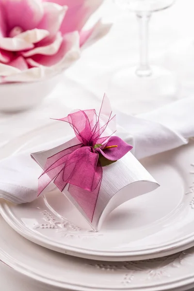 Mooie tafel setting met klein geschenk voor de gast — Stockfoto