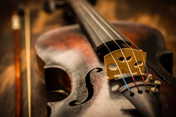 Detalle de violín viejo y arco en estilo vintage —  Fotos de Stock