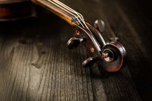 Vista da vicino del vecchio violino e delle corde in stile vintage — Foto Stock