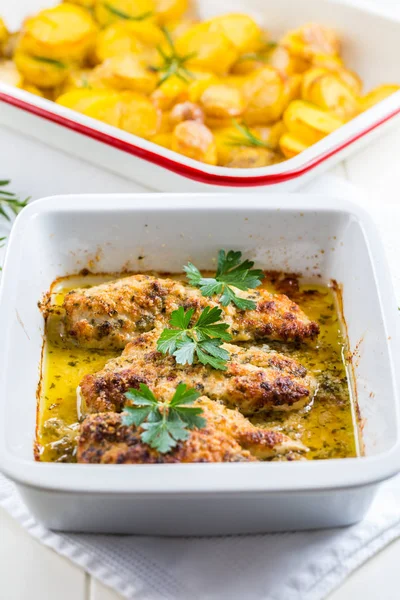 Csirke Parmigiana-parmezán csirke sült burgonyával — Stock Fotó