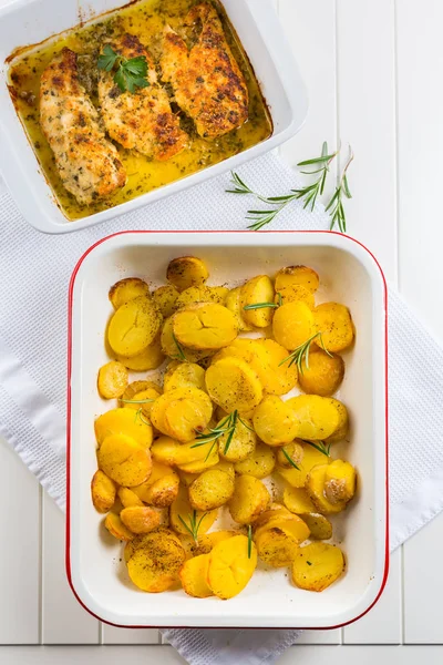 El pollo parmesano - el pollo parmesano con las patatas cocidas — Foto de Stock