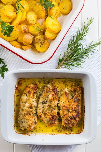 Chicken Parmigiana - Parmesan-Huhn mit Ofenkartoffeln — Stockfoto