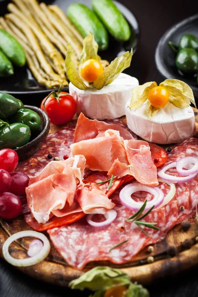 Bandeja de presunto Serrano com variação de aperitivos — Fotografia de Stock