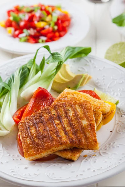 Grilled hallumi cheese with tomato salad and fresh onion — Stock Photo, Image