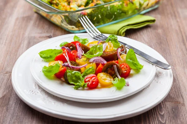 Салат з помідорами зі свіжою цибулею — стокове фото