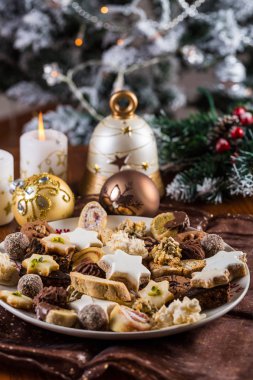 Masada mumlar ile çeşitli Noel çerezleri