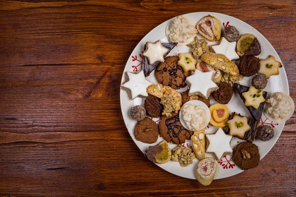 Surtido de galletas de Navidad en mesa de madera —  Fotos de Stock