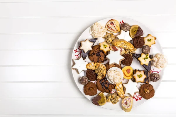 木製のテーブルの上に盛り合わせクリスマスクッキー — ストック写真