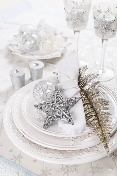 Tabakta gümüş yıldız ile şenlikli masa ayarı — Stok fotoğraf