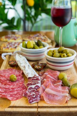İspanyol antipasti ve şarap ile iştah açıcı