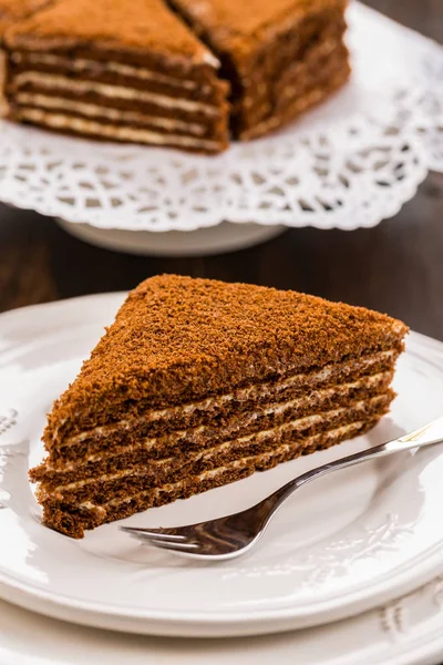 チョコレートと蜂蜜層ケーキ — ストック写真