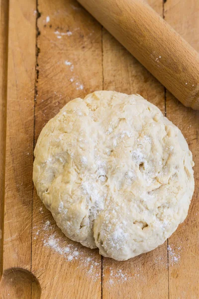 Pasta fresca di lievito crudo con mattarello — Foto Stock