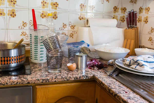 Cuisine désordonnée dans le ménage domestique — Photo