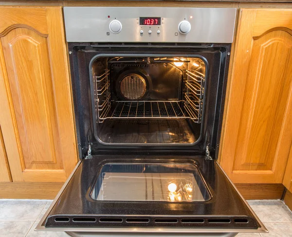 Horno abierto con ventilación de aire caliente —  Fotos de Stock