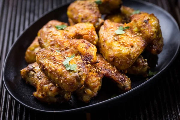 Spicy chicken wings with garlic and lemon marinade — ストック写真